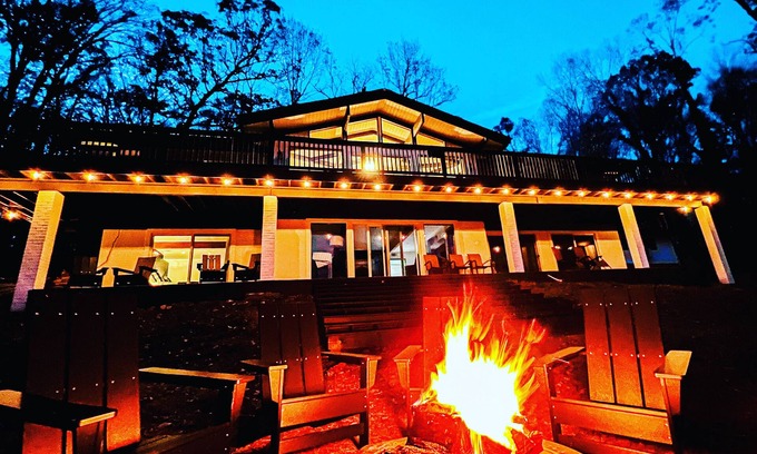 Cadiz Casa | Lakefront Oasis 7 BR/Dock/Hot Tub/Fire Pit/Game Rm