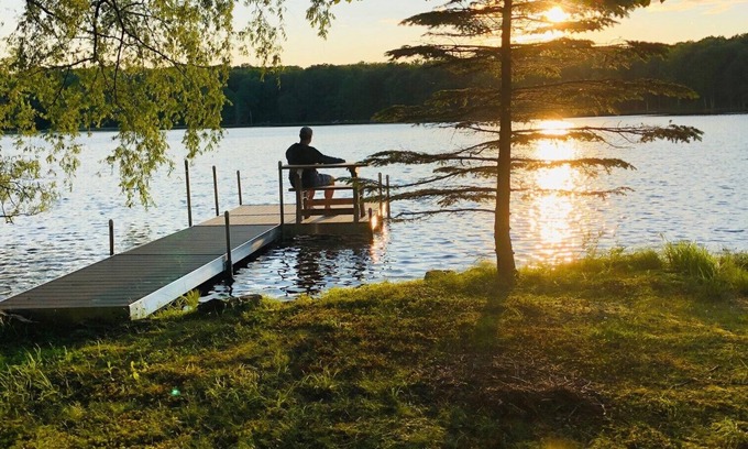 Locust Lake Village Casa | Lakefront Paradise! Recientemente renovado. Acceso privado al lago. Cerca de la playa