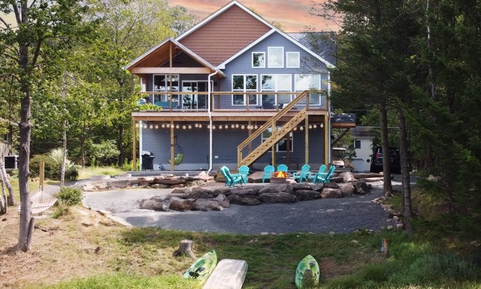 Pocono Lake Cabina | Lakefront Paradise - Luxury 5-Bedroom Home in the Poconos, Sleeps 10!