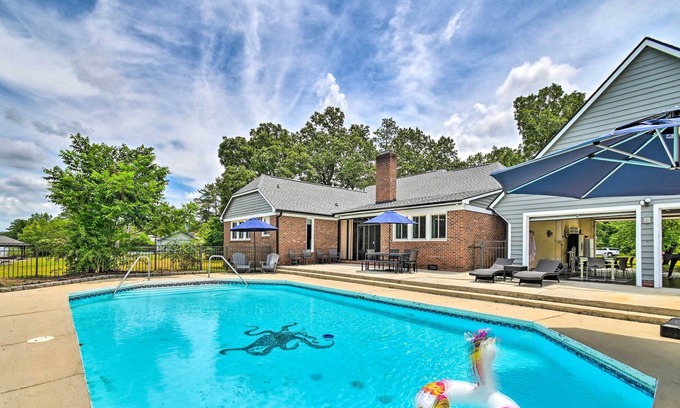 South View Casa | Lakefront Parkton Home: Pool & Fishing Dock!