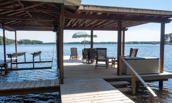 Henrico Casa | LAKEFRONT, PET Friendly, Firepit, Great Dock, Kayak