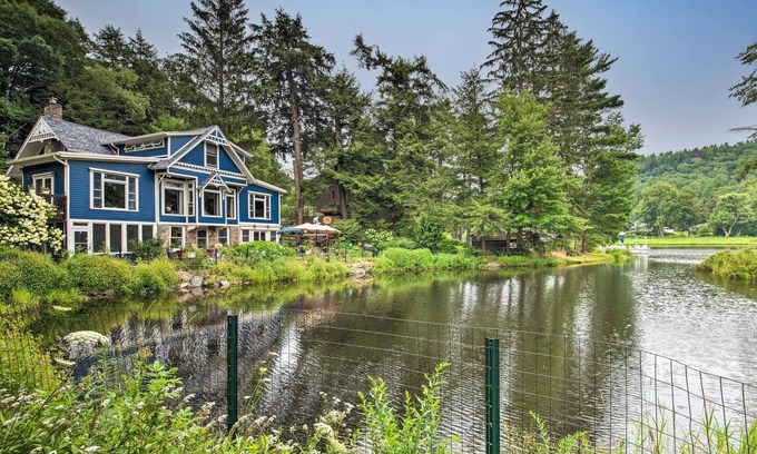 Bear Creek Village Apartamento | Lakefront Poconos Retreat w/ Hot Tub, Near Hiking!