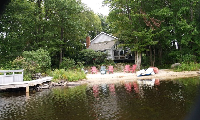 Gouldsboro Casa | Lakefront Pocono Retreat / Family & Pet Friendly / canoas / kayak / row boat / Fire hoyo!