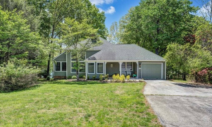 Smith Mountain Lake Casa | LAKE Grace: Lakefront, Private Dock.