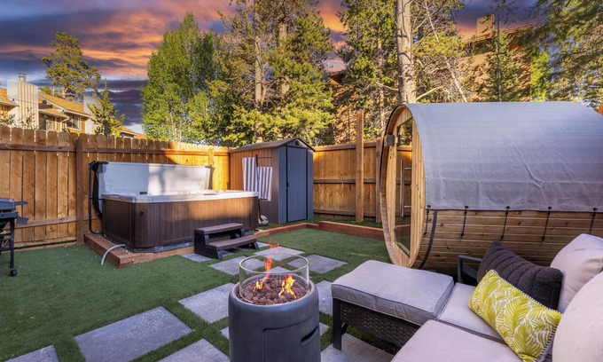Frisco Casa | Private Hot Tub & Barrel Sauna / Steam Room - Dogs - EV - Lakefront - Firepit