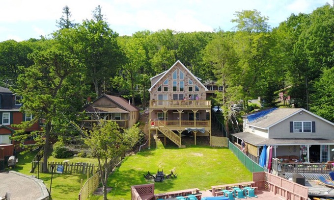 Lake Harmony Casa | ¡Nuevo! Propiedad frente al lago de 4000 pies cuadrados con muelles privados a bares / restaurantes