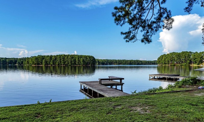 Whispering Pines Casa | Lakefront Retreat Mins to Golf! Sleeps 8 guests!