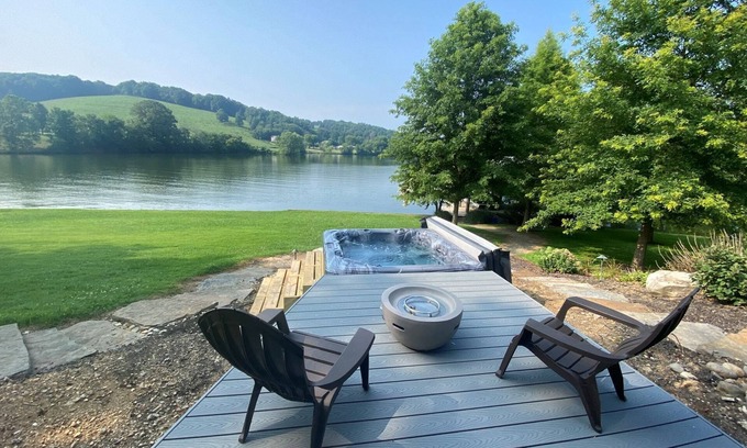 Rockwood Casa | Lakefront Retreat at Watts Bar - Private Dock - Hot Tub