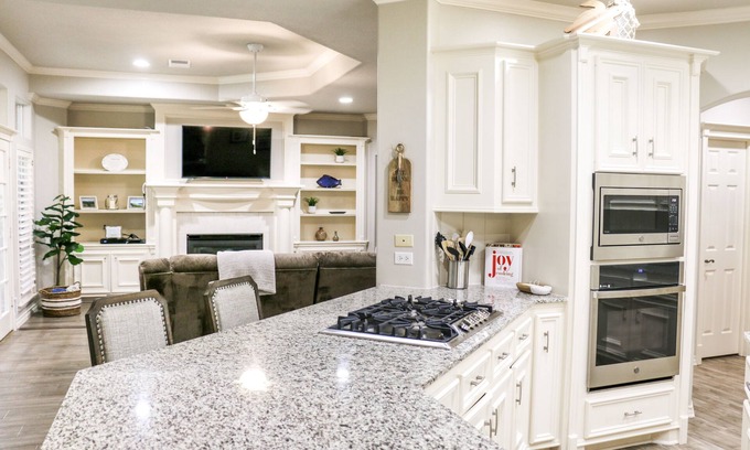 Atascocita Casa | Lakefront Retreat Enjoy Serenity and Scenic Views