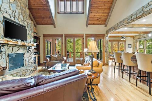 Marion Lake Club Casa | Lakefront Retreat Luxury Home with Private Dock