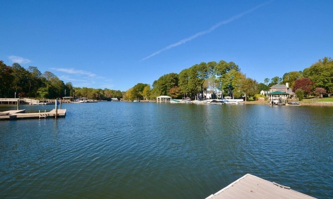 Denver Casa | Lakefront Retreat – Perfect for Relaxation & Remote Work