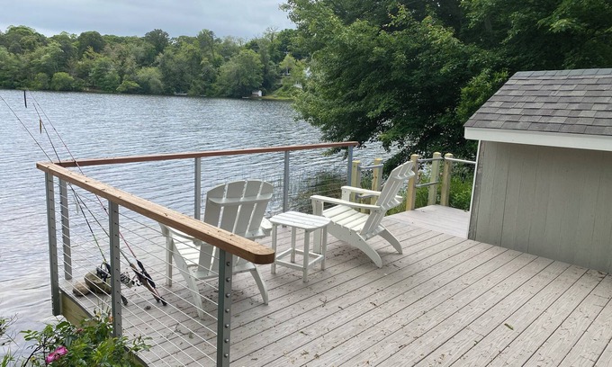 Orleans Condominio | Lakefront retreat w/ deck, dock, sandy beach, 4 watercraft, <6 mins to 2 beaches