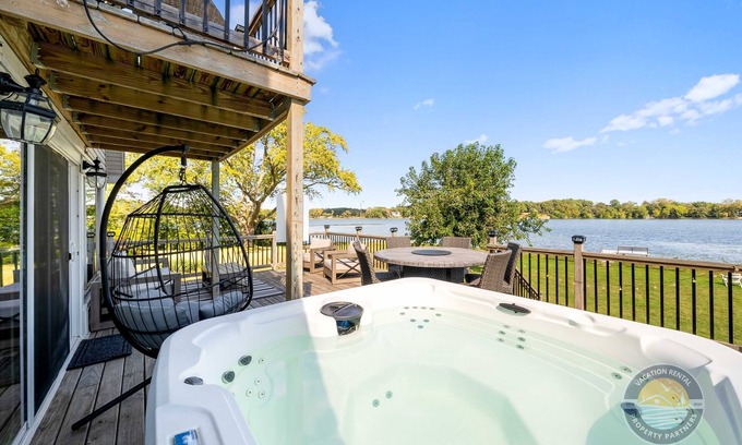 Salem Lakes Casa | Lakefront Family Retreat Hot Tub, Dock
