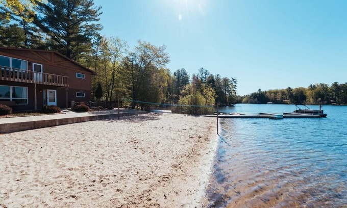 Mayfield Condominio | Lakefront | Sandy Beach | 10mi to TC | Fall Colors