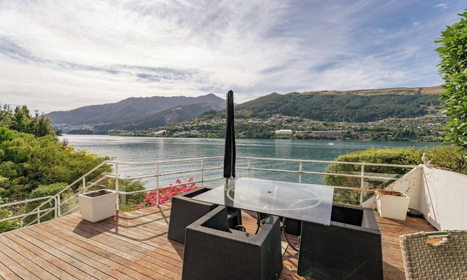 Kelvin Heights Casa | Lakefront Serenity - Queenstown Holiday Home