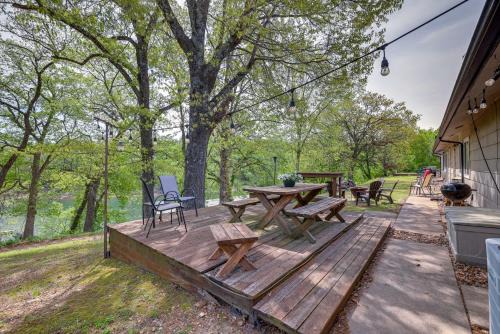 Shell Knob Apartamento | Lakefront Shell Knob Condo with Deck and Grill!