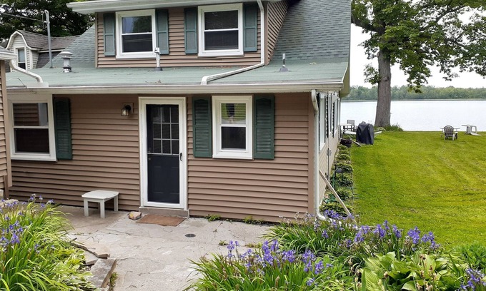 Laingsburg Casa | Lakefront sleeps 4-6. MSU events, weddings, golf, close to East Lansing. FISH!