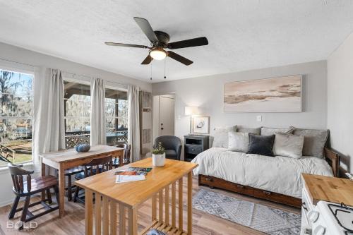 Uncertain Casa | Lakefront Southern Pearl With Kayaks & Canoes
