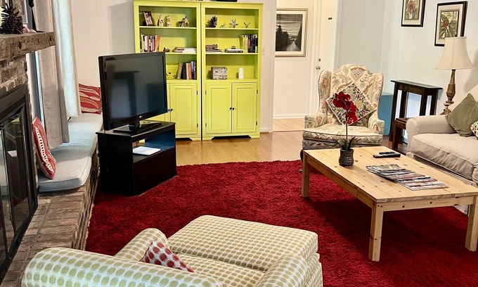 Whispering Pines Apartamento | Lakefront Spacious Furnished One Bedroom Downstairs Apartment. Full Kitchen!