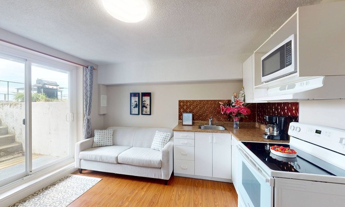 Wasaga Beach Apartamento | Lakefront studio with shared grill & firepit - steps to beach and pool
