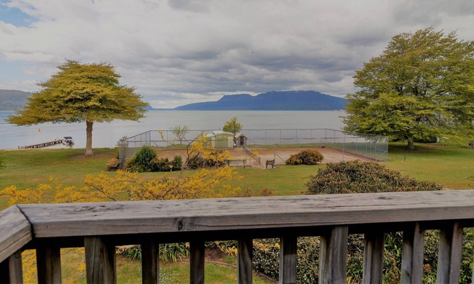 Lake Tarawera Casa | Lakefront Tarawera Bliss