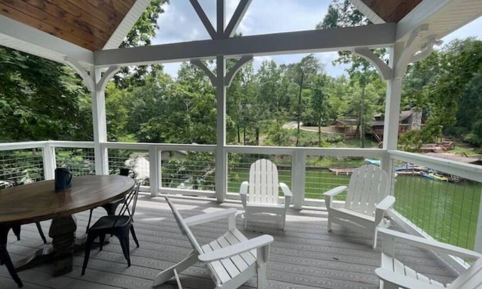 Friendsville Cabaña | *Lakefront* Tennessee Mare (Adjacent TN Stud)
