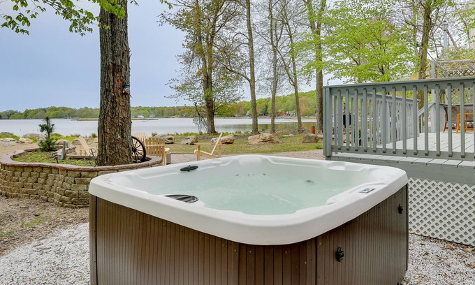 Tobyhanna Cabaña | Lakefront Tobyhanna Cottage w/ Private Hot Tub!