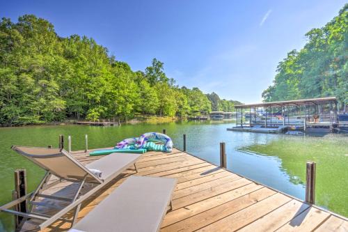 Townville Casa | Lakefront Townville Gem with Boat Dock and Kayaks