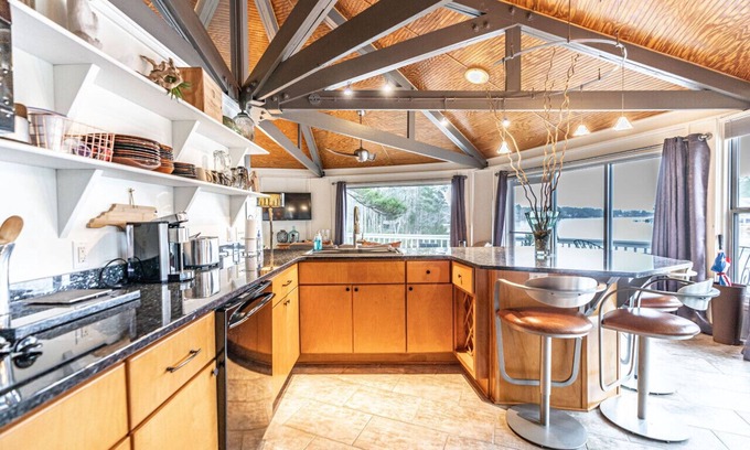 Pinehurst Cabaña | Lakefront Treehouse Retreat in Pinehurst – Perfect for Extended Stays