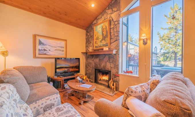 Big Bear Lake Casa | Lakefront Viking Oasis - Beautiful Viking Estates condo complex on the lake!