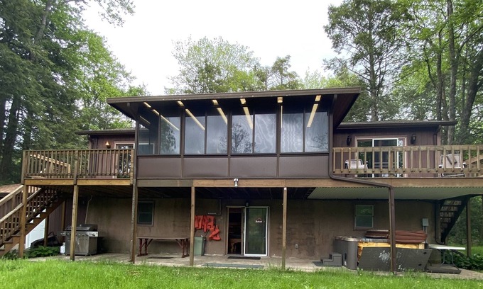 White Haven Chalet De Esquí | LAKEFRONT w/ HOT TUB, FIRE PIT, 5 MIN TO SKI / Sleeps 22/ Pet Friendly