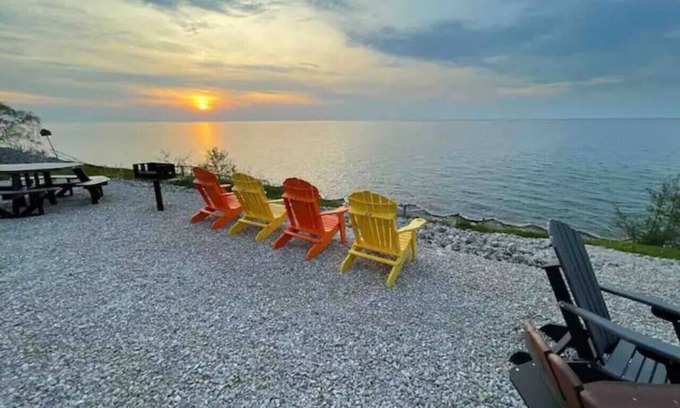 Geneva-on-the-Lake Casa | Lakefront - Winery - GOTL Oasis- Sunset Vacation Rentals