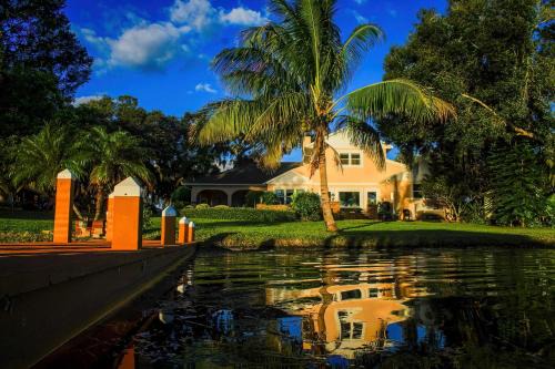 Winter Haven Casa | Lakefront Winter Haven Retreat Hot Tub and Patio!