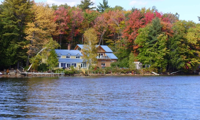 Laconia Casa | Casa del lago privado 4Bd / 3Bth duerme 10. 300'lakefront. 40 'muelle y barcos. Sin mascotas