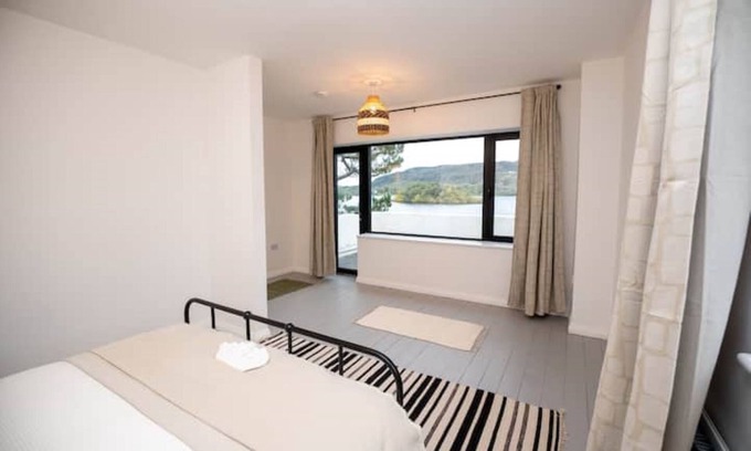 Corofin Casa | Lakehouse Art Deco retreat