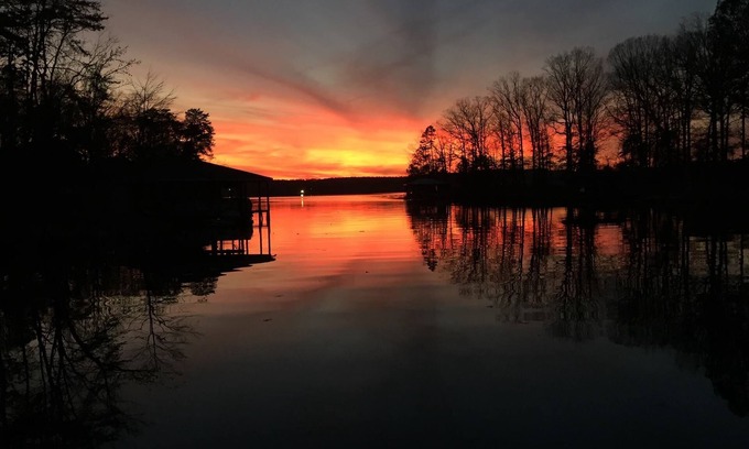 Mount Gilead Cabaña | Lakehouse en una cala protegida con impresionantes vistas del lago Tillery!