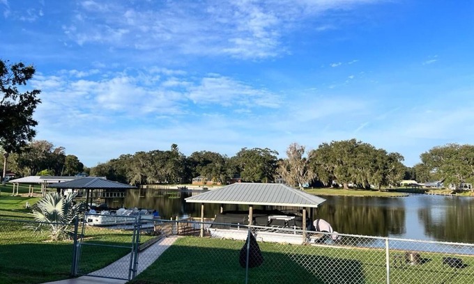 Highland Casa | Lakehouse on lake Istokpoga. Separate inlaws quarters, 10 minutes from Raceway