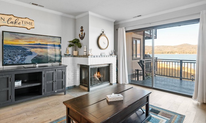 The Village Cabina | Lakehouse Retreat - Walk to Village, Lake Views, AC, Pool