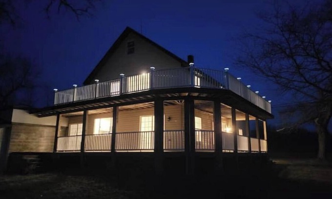 Ripley Casa | Lakehouse Vineyard on Lake Erie!