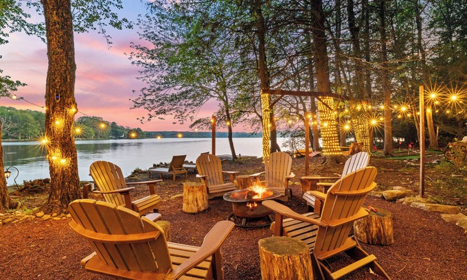 Pocono Summit Cabina | Lakehouse w/ Kayaks, MiniGolf, Sauna, HotTub, Swings and playground for Kids!