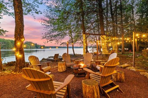 Pocono Summit Chalet De Esquí | Lakehouse with Boats, MiniGolf, Sauna, HotTub, Swings and Playground!
