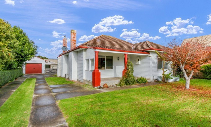 Lakes Entrance Casa | Lakes Intown - Cosy per-friendly house ideal for families and small groups