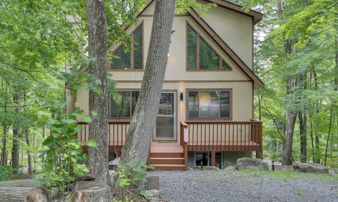 Lakeville Chalet De Esquí | Lakes with Resort Amenities in Lake Ariel
