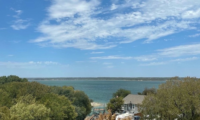 Lake Bridgeport Casa | LakeShore -Cozy Lake House