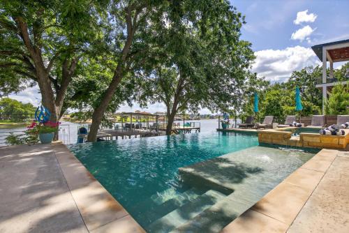 Kingsland Casa | Lakeshore Landing with Concierge Services