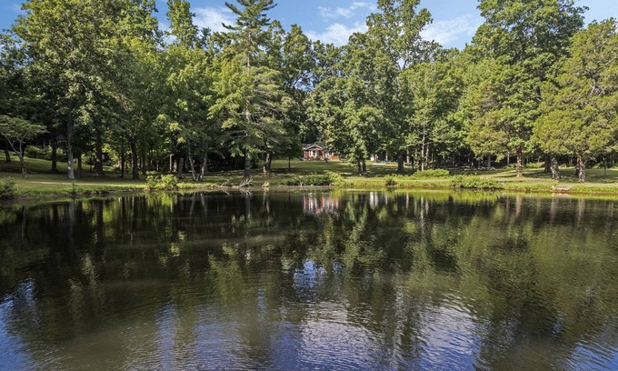 Dickson Cabaña | Lakeside, 2-Bedroom Cottage with Fire Pit in Dickson