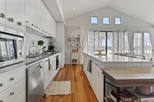 Sanctuary Lakes Casa | Lakeside 3-Bed Family Home with Amazing Views