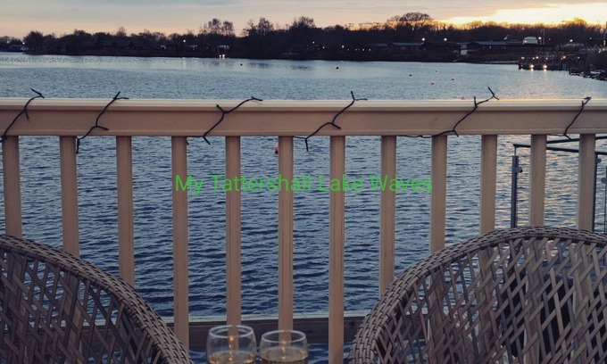 Tattershall Casa | LAKESIDE 3-bedroom holiday home with HOT TUB