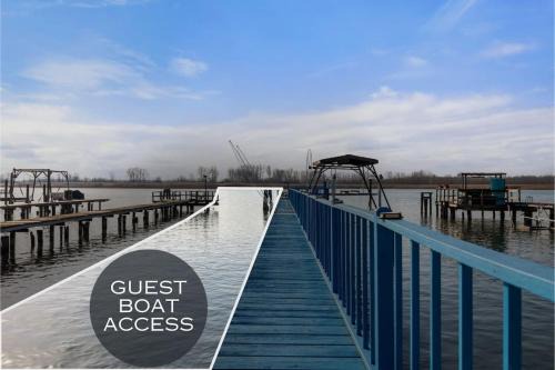 Pearl Beach Apartamento | Lakeside Bliss 2BR, 1BA with All Modern Comforts