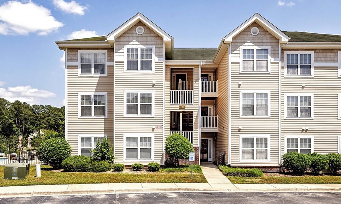 Westover Condominio | Lakeside Bliss – 3BR Condo with Stunning Views